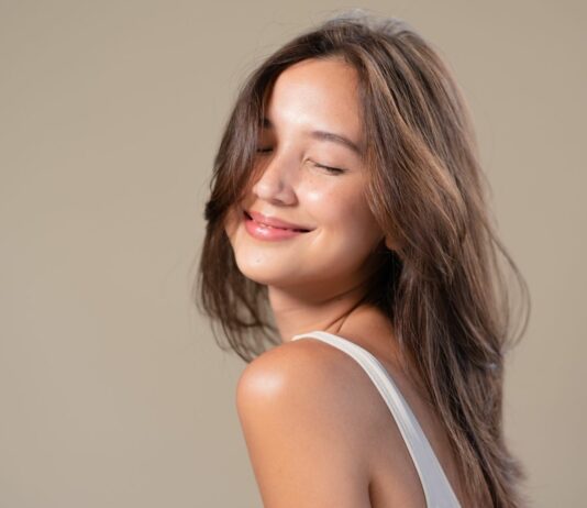 Jak dieta wpływa na przetłuszczanie się skóry?