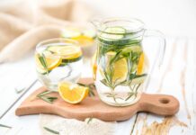 Woda z cytryną rano – co naprawdę daje skórze?