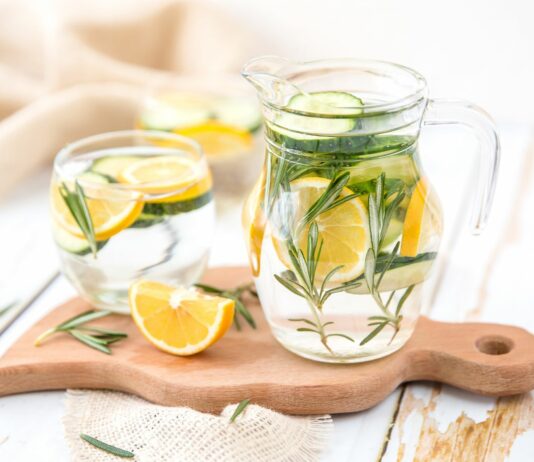 Woda z cytryną rano – co naprawdę daje skórze?