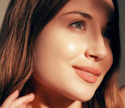 Jak poprawić wygląd skóry bez kosmetyków? Sekrety glow-upu od środka