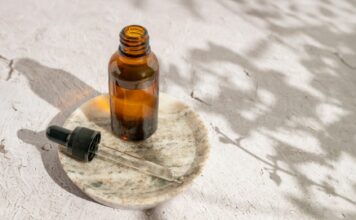 Retinol na wiosnę – jak stosować go bezpiecznie, gdy świeci coraz mocniejsze słońce?