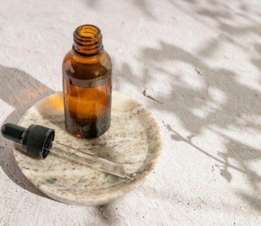 Retinol na wiosnę – jak stosować go bezpiecznie, gdy świeci coraz mocniejsze słońce?