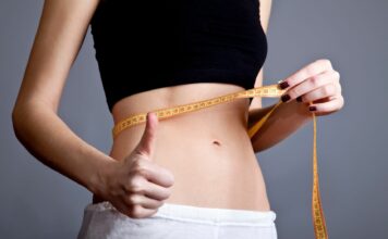 Płaski brzuch bez siłowni – 5 skutecznych ćwiczeń, które zrobisz w domu