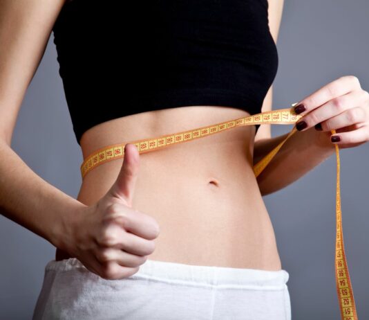 Płaski brzuch bez siłowni – 5 skutecznych ćwiczeń, które zrobisz w domu