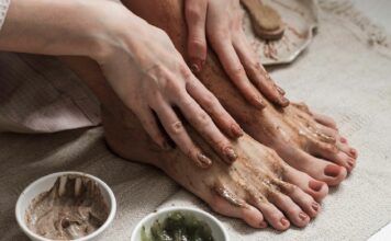 Najlepsze peelingi do ciala – naturalne i drogeryjne hity na wiosnę 2025