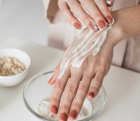 Domowy peeling do ciała – najlepsze przepisy na gładką skórę