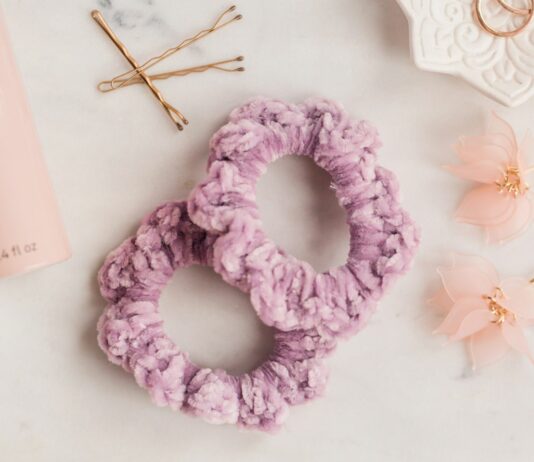 Stylizacja włosów bez ciepła – naturalny look na cieplejsze dni