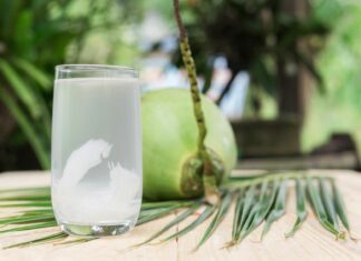 Zdrowe napoje na lato – co pić, by się nawodnić i nie przesadzić z cukrem?