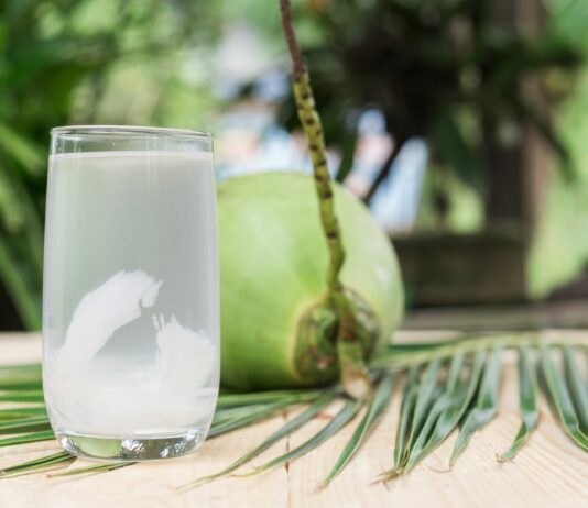 Zdrowe napoje na lato – co pić, by się nawodnić i nie przesadzić z cukrem?