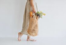 Paryski styl bez wysiłku – co naprawdę noszą Francuzki latem?