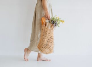 Paryski styl bez wysiłku – co naprawdę noszą Francuzki latem?