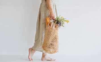 Paryski styl bez wysiłku – co naprawdę noszą Francuzki latem?