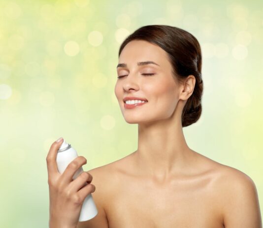 Mgiełki do twarzy, które naprawdę działają – przegląd sezonowych hitów