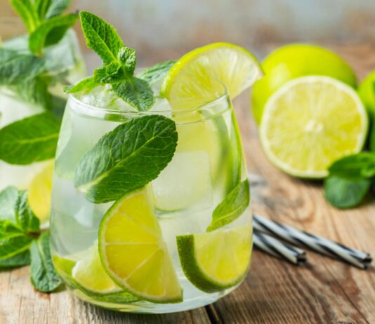 Arbuz, mięta i elektrolity – co pić, by nie odwodnić się w upały?