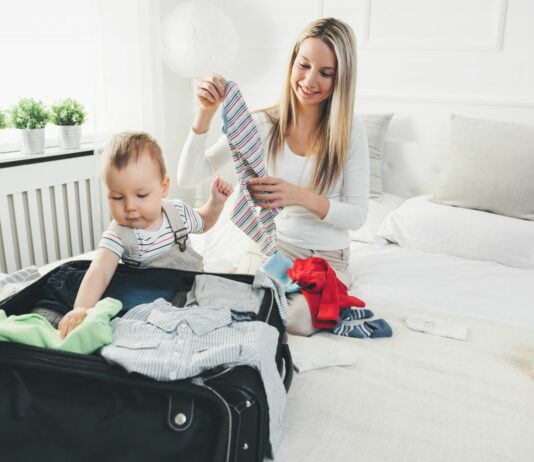 Co spakować do walizki dla malucha? Last minute lista dla mam