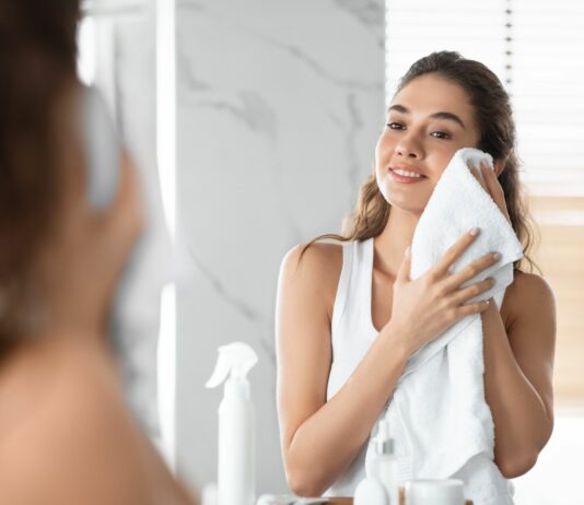 Kiedy ostatnio wymieniłaś ręcznik do twarzy? 5 mikrogrzechów, które psują cerę