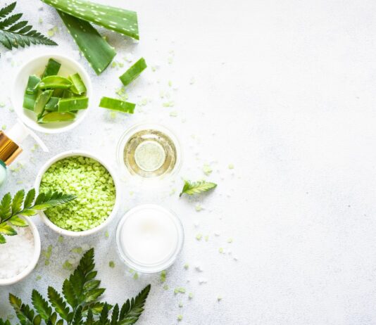 Zielona herbata w kosmetykach – łagodzenie, które działa. Dla jakiej cery?