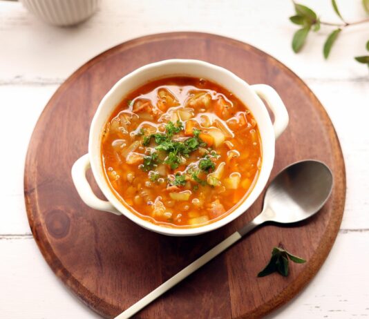 Letnie jedzenie według TMC – jak utrzymać równowagę termiczną w gorące dni?