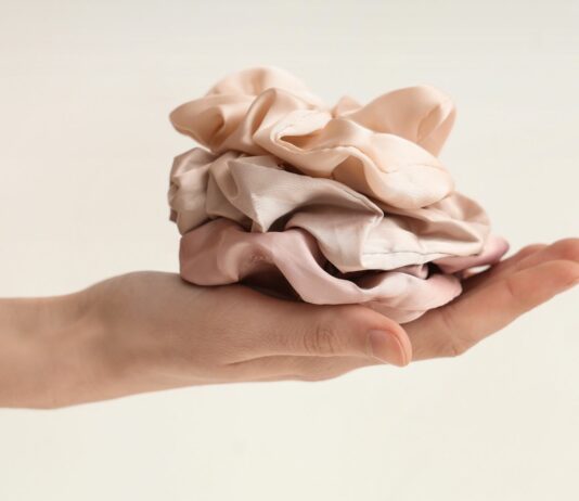 Silk Girl Era – dlaczego warto spać w jedwabnej opasce i na jedwabnej poduszce?