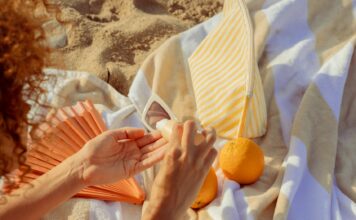 Kosmetyki, które warto mieć latem pod ręką – nie tylko SPF!