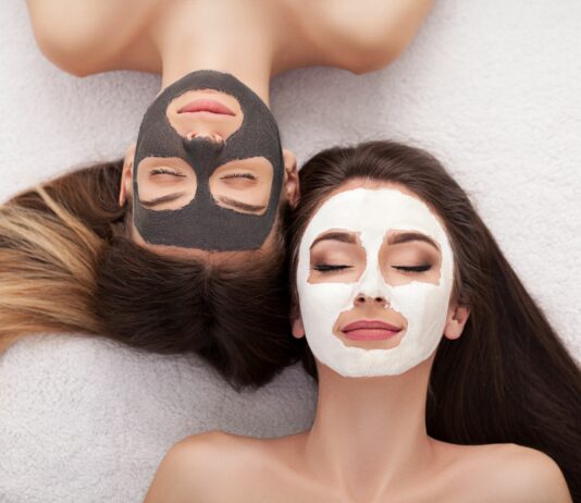 Czego nie robić skórze po przebudzeniu? 5 częstych błędów