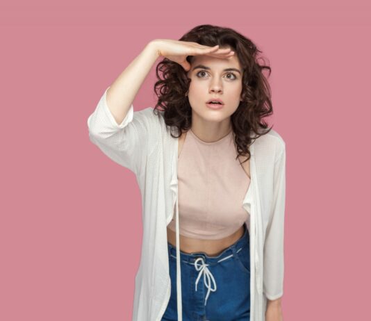 Niebieskie światło – cichy wróg Twoich oczu i snu. Jak się przed nim chronić?