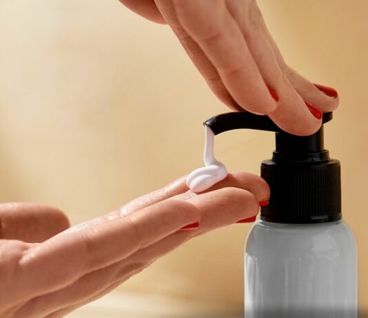 Olejki czy balsamy – co lepiej nawilża skórę?