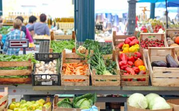 Letnie superfoods, które warto zjeść zanim znikną z bazarków