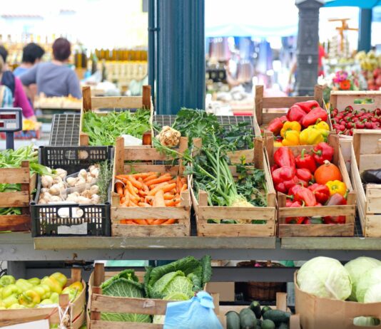 Letnie superfoods, które warto zjeść zanim znikną z bazarków