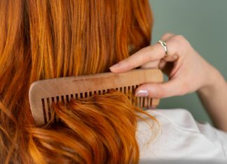 Czesanie na mokro czy na sucho? Odkryj, co naprawdę służy Twoim włosom