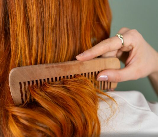 Czesanie na mokro czy na sucho? Odkryj, co naprawdę służy Twoim włosom