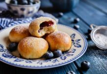 Jagodzianki jak u babci – prosty przepis na puszyste bułeczki pełne jagód