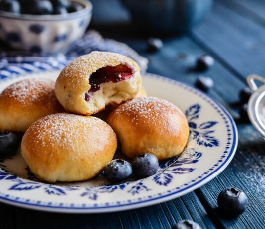 Jagodzianki jak u babci – prosty przepis na puszyste bułeczki pełne jagód