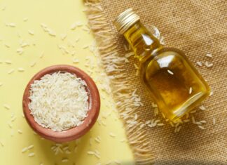 Japonki robią masaż olejkiem z ryżu. Efekt? Skóra jak porcelana bez makijażu