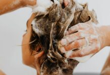 Płukanka z kawy – naturalny sposób na przyciemnienie i wzmocnienie włosów