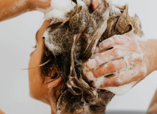 Płukanka z kawy – naturalny sposób na przyciemnienie i wzmocnienie włosów