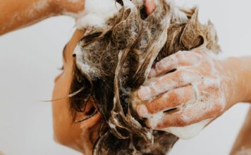 Płukanka z kawy – naturalny sposób na przyciemnienie i wzmocnienie włosów