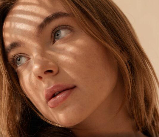 Ukojenie skóry po słońcu – najlepsze składniki na rumień i odwodnienie