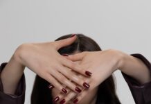 Sztuczne paznokcie wracają do łask – teraz w jesiennej odsłonie