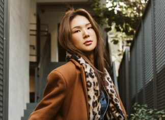 Modne dodatki, które zmieniają look – wełniane opaski, kaszmirowe szale i złota biżuteria