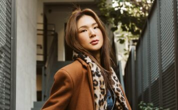 Modne dodatki, które zmieniają look – wełniane opaski, kaszmirowe szale i złota biżuteria