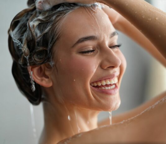 Weekendowy rytuał włosów – olejowanie, peeling skóry głowy i odrobina luksusu