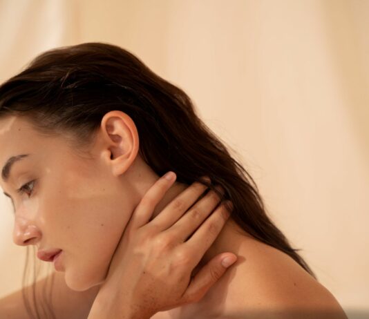 Cera wrażliwa a kwasy – jak korzystać z peelingów bez podrażnień?