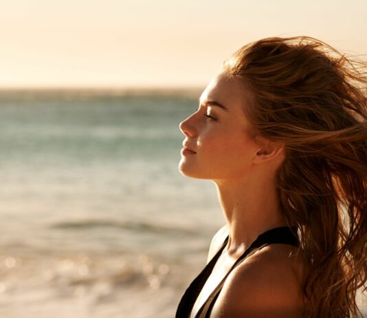 Jak ratować włosy po lecie – rytuały regeneracyjne z keratyną, olejkami i proteinami