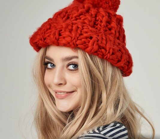 Jak dbać o włosy pod czapką? Fryzury, kosmetyki i patenty, które ratują objętość