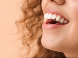 Kawa, wino, cola: które napoje najbardziej barwią szkliwo i jak temu przeciwdziałać?