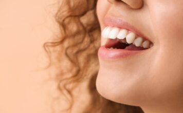 Kawa, wino, cola: które napoje najbardziej barwią szkliwo i jak temu przeciwdziałać?