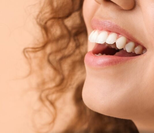 Kawa, wino, cola: które napoje najbardziej barwią szkliwo i jak temu przeciwdziałać?