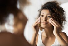 Makijaż w święta? Super. Tylko zmyj go jak ekspertka: rutyna 5 minut, która ratuje cerę