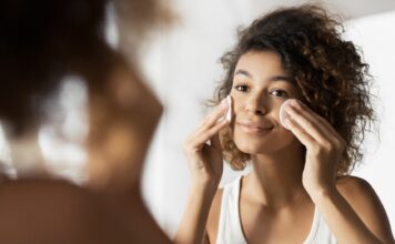 Makijaż w święta? Super. Tylko zmyj go jak ekspertka: rutyna 5 minut, która ratuje cerę